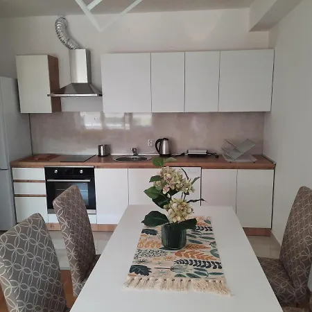 New Modern 1 Bedroom With Free Parking *