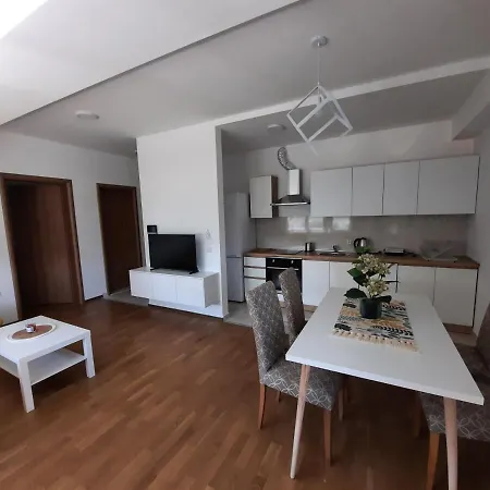 Apartment New Modern 1 Bedroom With Free Parking *